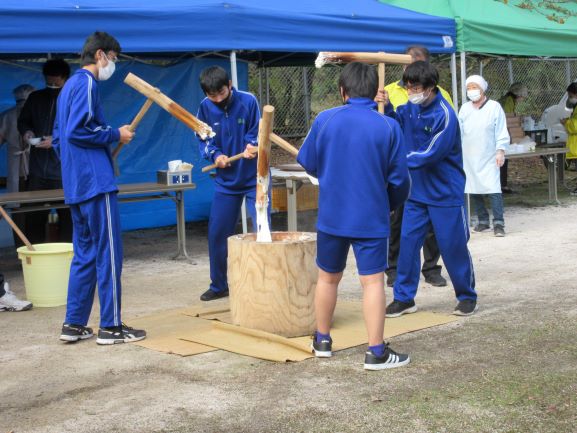 日野高校生徒による餅つき